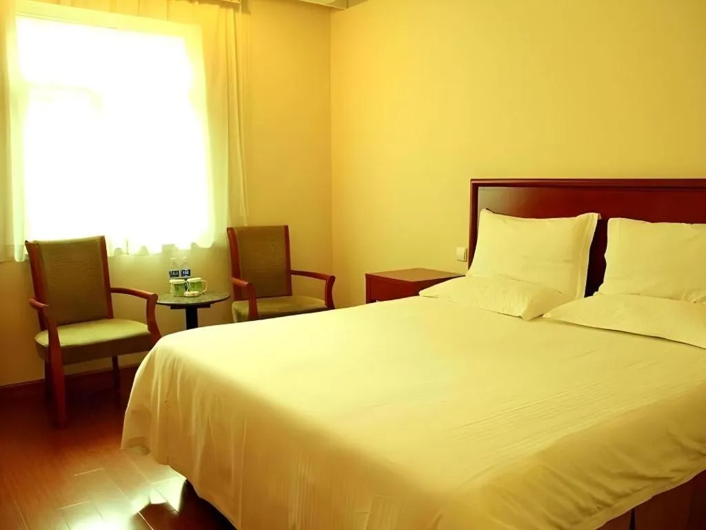 Bed in GreenTree Inn Chongqing Longhu Times Tianjie Xietaizi Metro Station