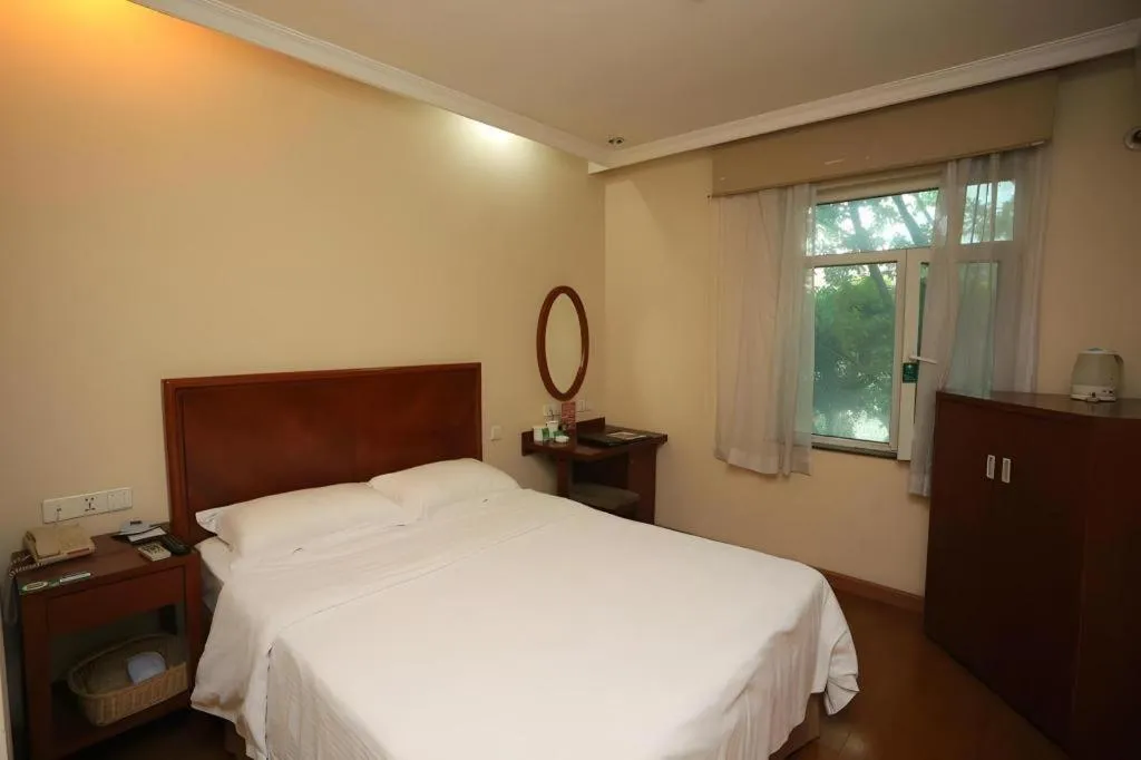 Bed in GreenTree Inn Chongqing Longhu Times Tianjie Xietaizi Metro Station