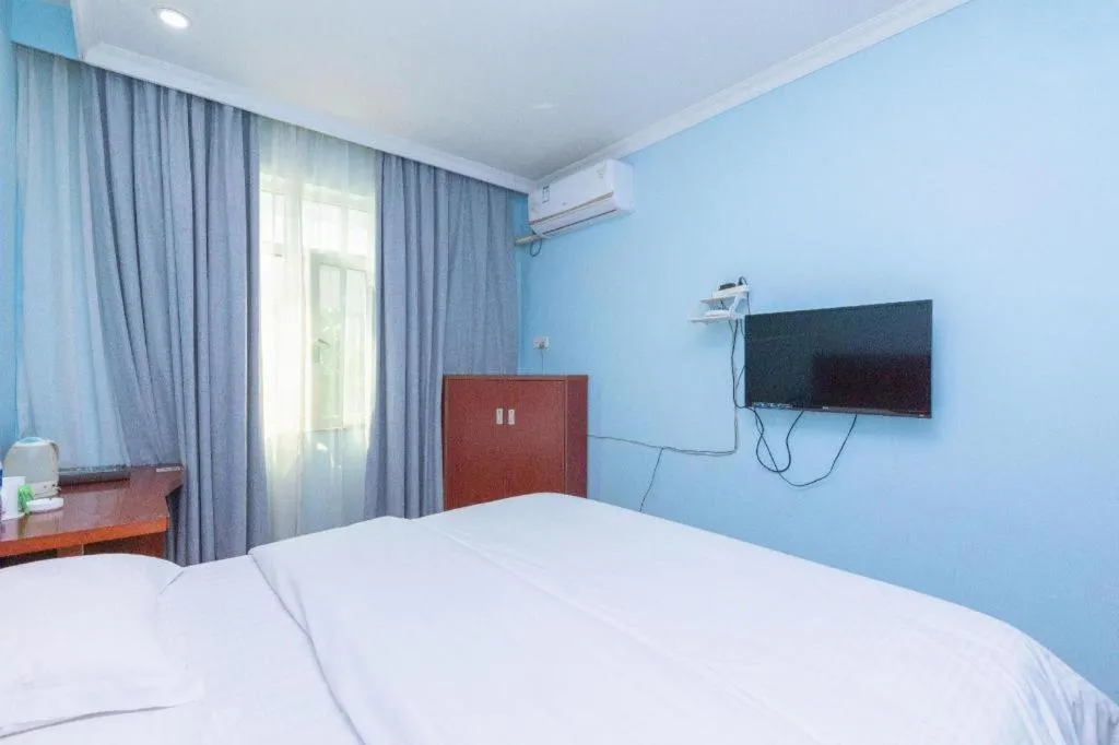 Bed in GreenTree Inn Chongqing Longhu Times Tianjie Xietaizi Metro Station