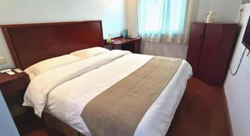 Bed in GreenTree Inn Chongqing Longhu Times Tianjie Xietaizi Metro Station