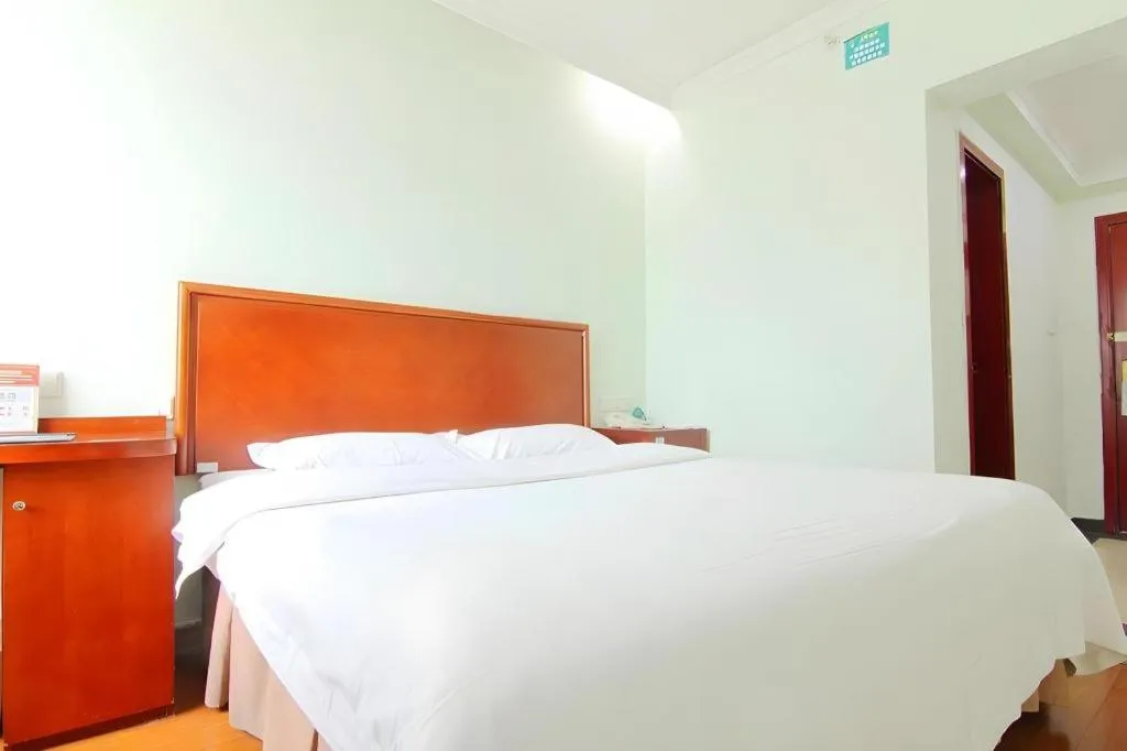 Bed in GreenTree Inn Chongqing Longhu Times Tianjie Xietaizi Metro Station