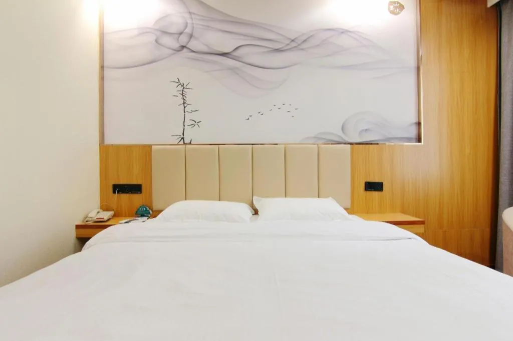 Bed in GreenTree Inn Chongqing Longhu Times Tianjie Xietaizi Metro Station