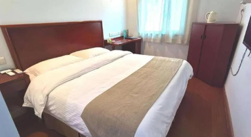 Bed in GreenTree Inn Chongqing Longhu Times Tianjie Xietaizi Metro Station