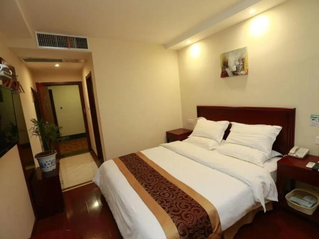 Bed in GreenTree Inn Chongqing Longhu Times Tianjie Xietaizi Metro Station