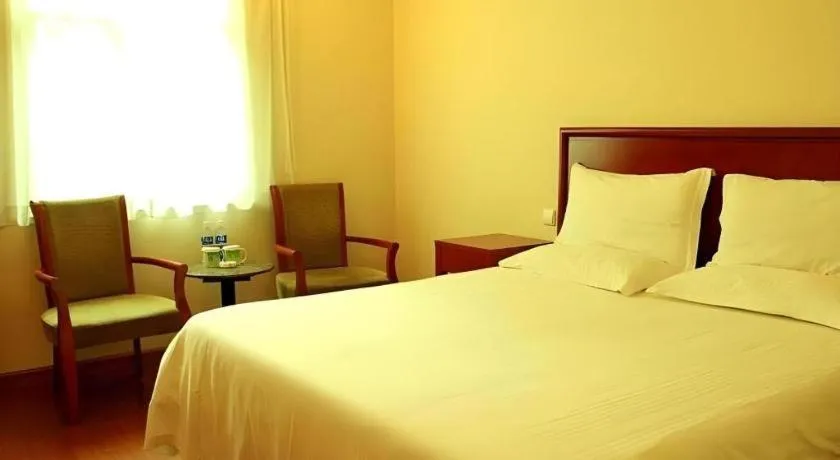 Bed in GreenTree Inn Chongqing Longhu Times Tianjie Xietaizi Metro Station