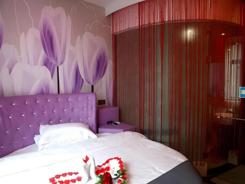 Bed in Shell Ganzhou Central Theme Hotel