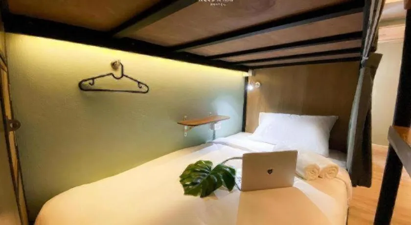 Bed in Need a Nap Hostel Phrae