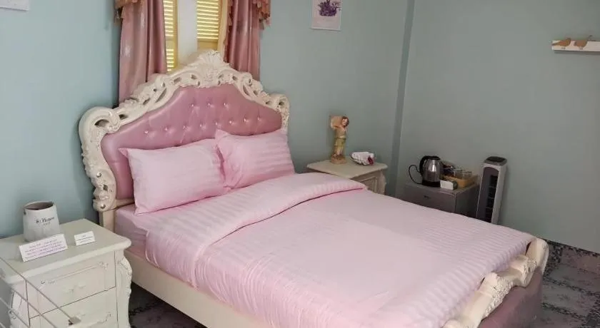 Bed in Chateau de Sangkhlaburi