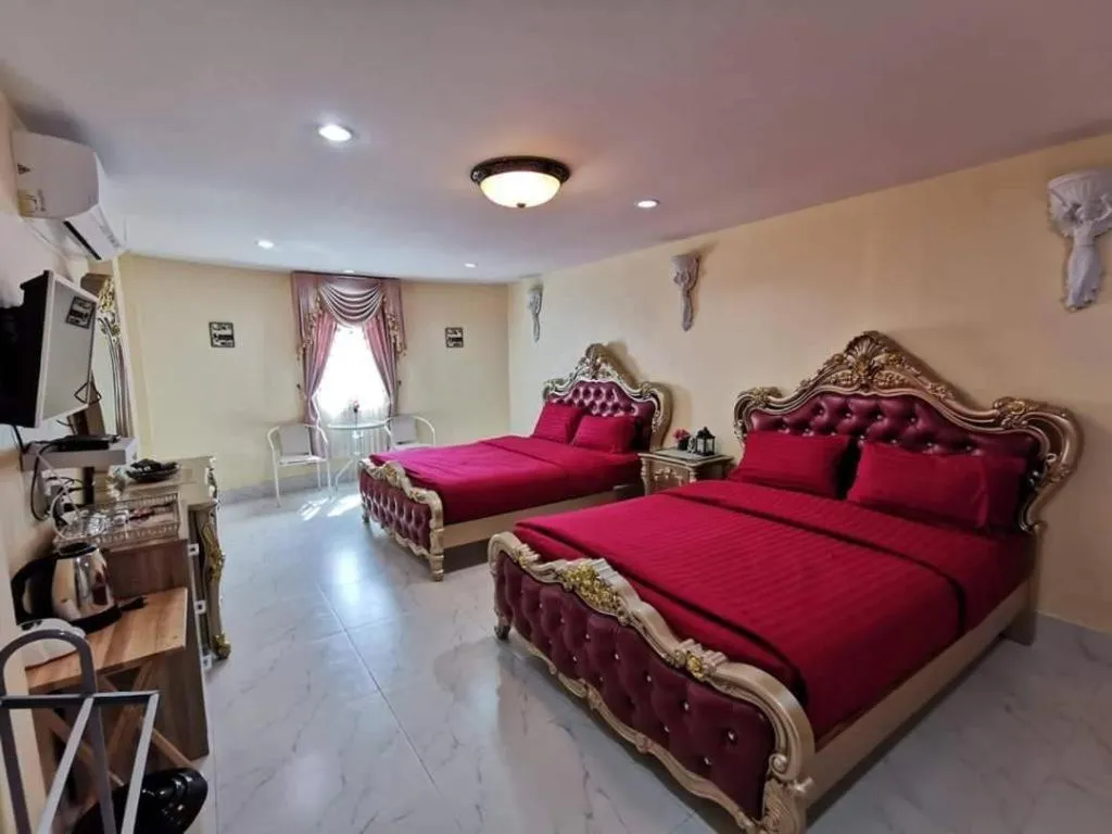 Bed in Chateau de Sangkhlaburi