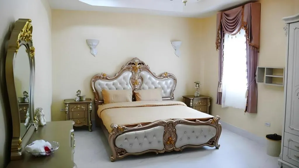 Bed in Chateau de Sangkhlaburi