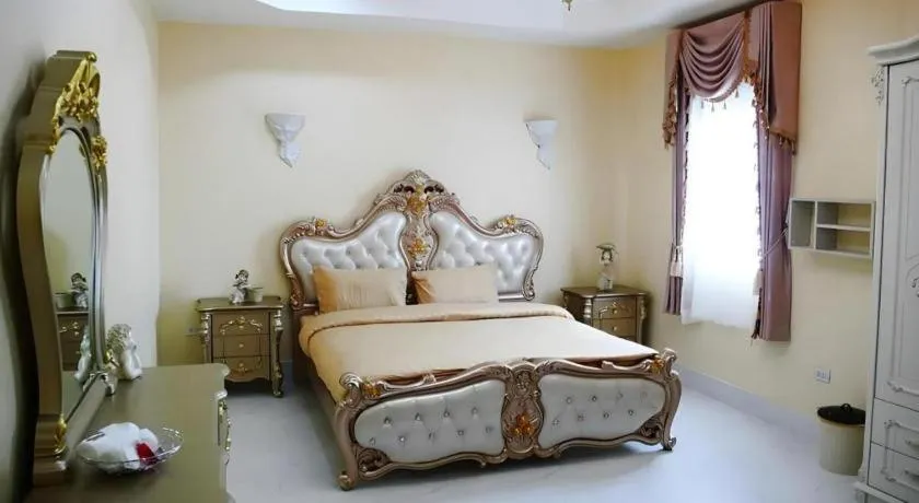 Bed in Chateau de Sangkhlaburi