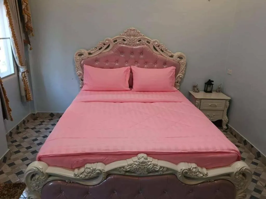 Bed in Chateau de Sangkhlaburi