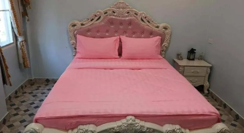 Bed in Chateau de Sangkhlaburi
