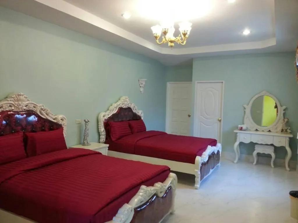 Bed in Chateau de Sangkhlaburi