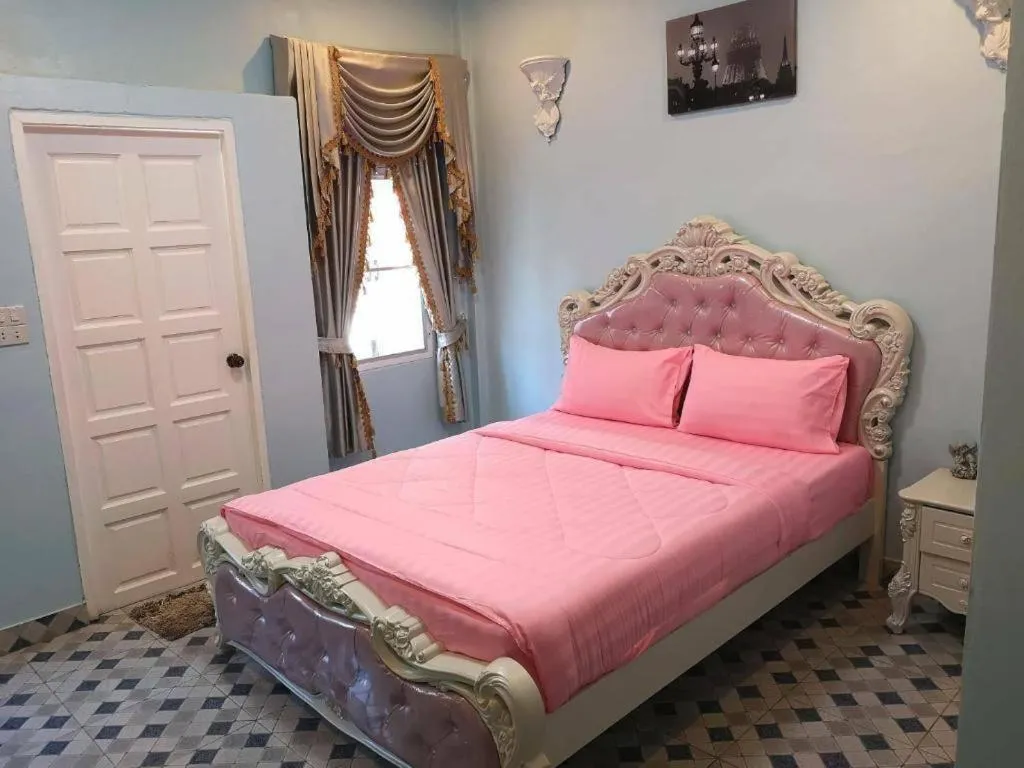 Bed in Chateau de Sangkhlaburi