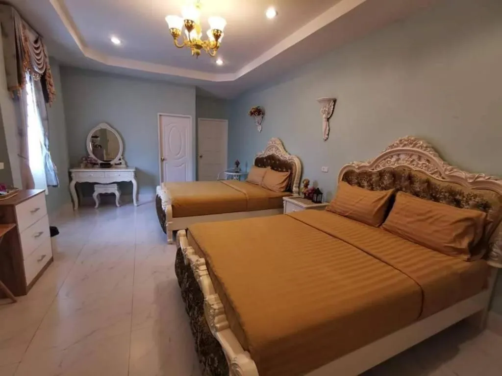 Bed in Chateau de Sangkhlaburi