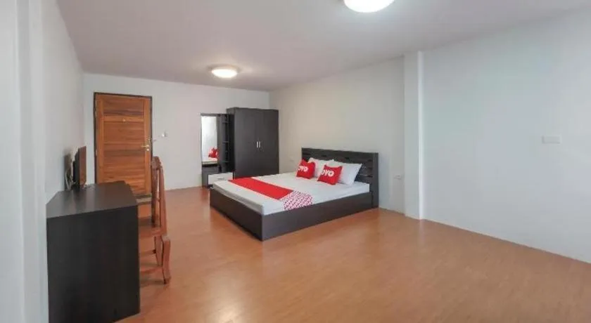 Bed in OYO 935 The Palm Apartment