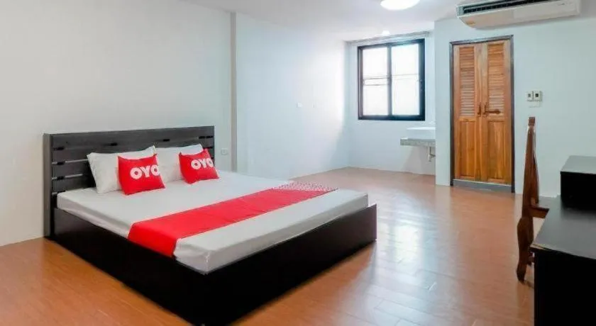 Bed in OYO 935 The Palm Apartment