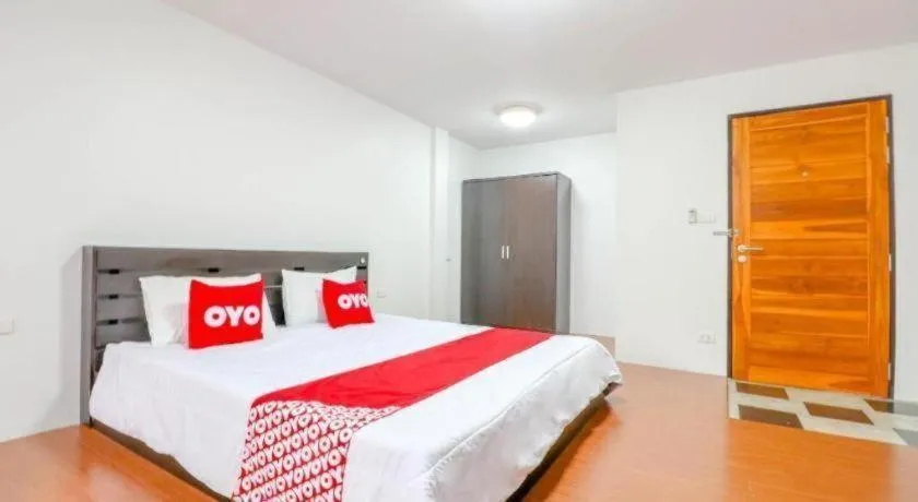 Bed in OYO 935 The Palm Apartment