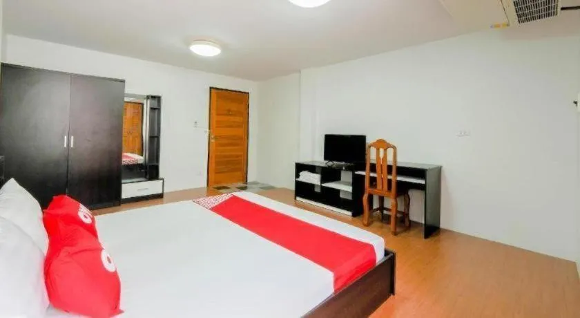 Bed in OYO 935 The Palm Apartment