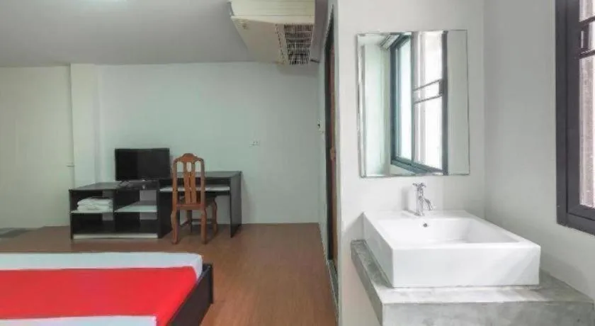 Bed in OYO 935 The Palm Apartment