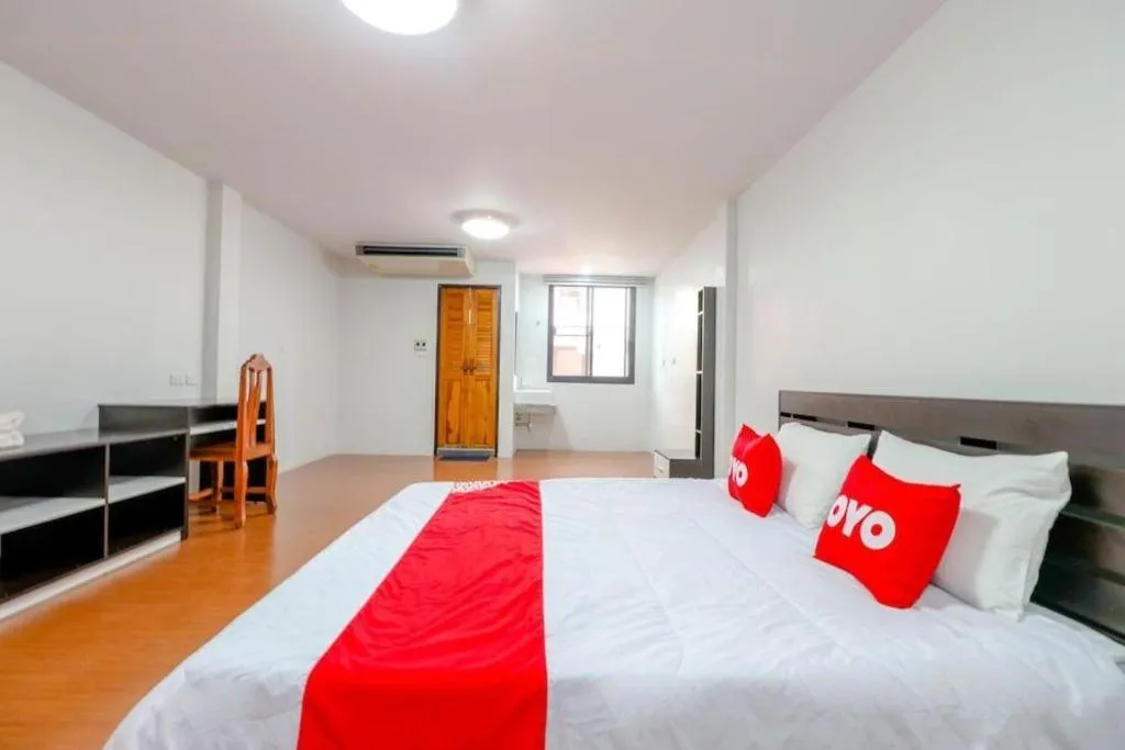 Bed in OYO 935 The Palm Apartment