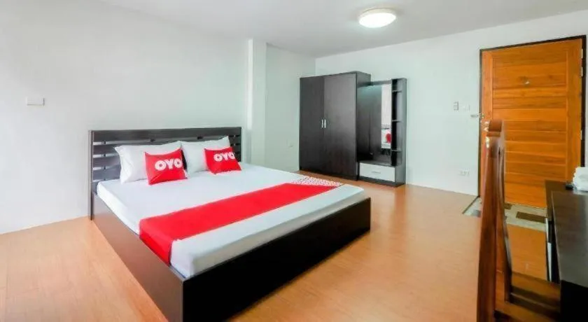 Bed in OYO 935 The Palm Apartment