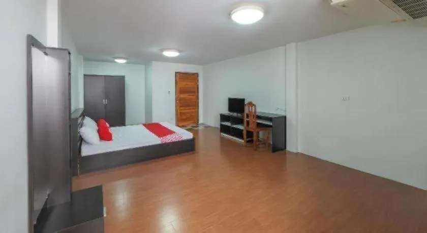 Bed in OYO 935 The Palm Apartment