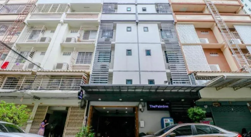 OYO 935 The Palm Apartment