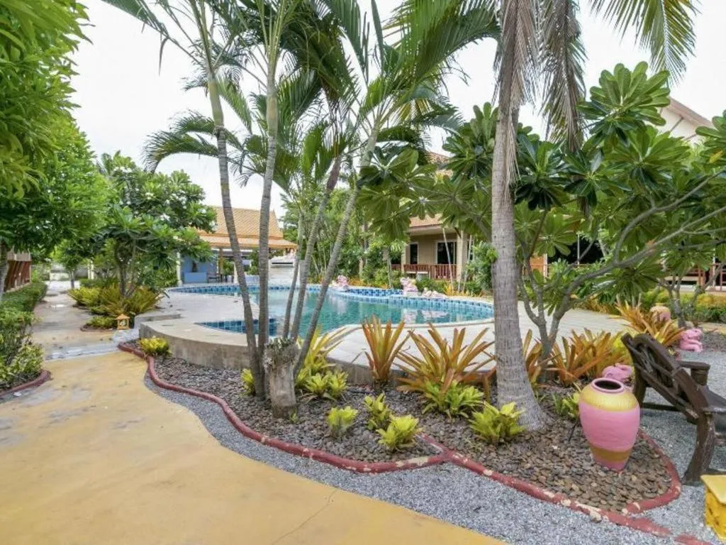 CAPITAL O961 Baan Dow Chompoo Resort