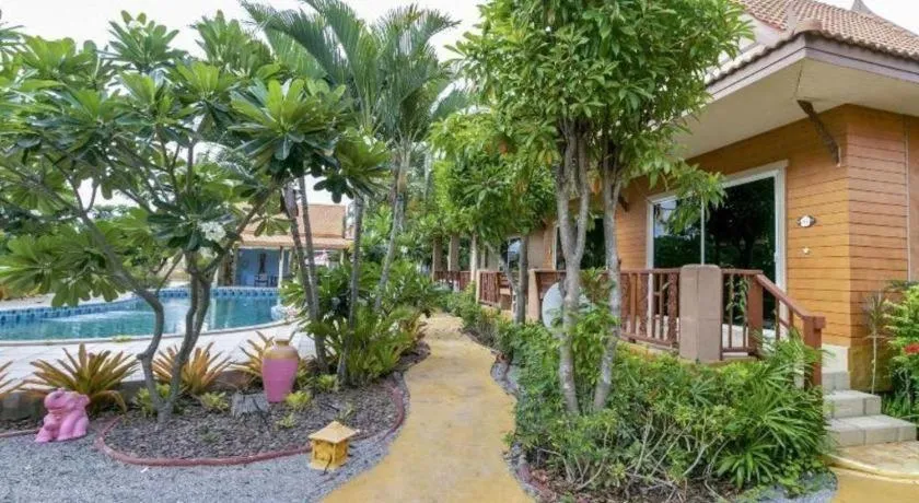 CAPITAL O961 Baan Dow Chompoo Resort