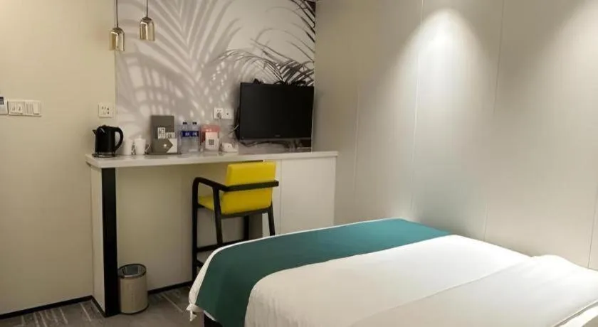 Bed in Golden Central Hotel Shenzhen