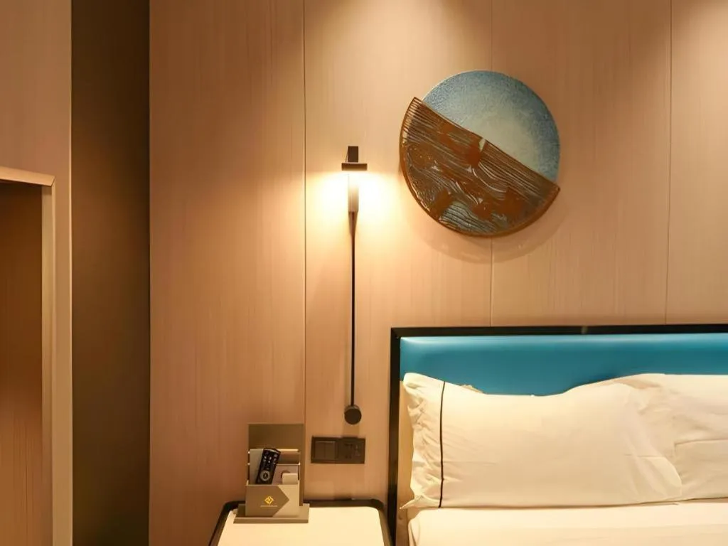 Bed in Golden Central Hotel Shenzhen