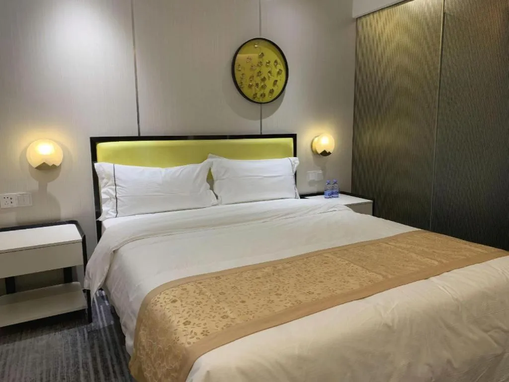 Bed in Golden Central Hotel Shenzhen