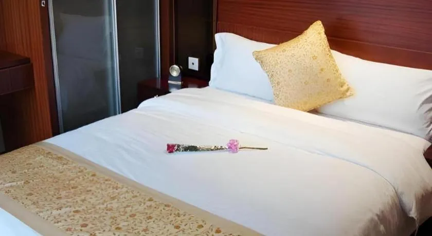 Bed in Golden Central Hotel Shenzhen