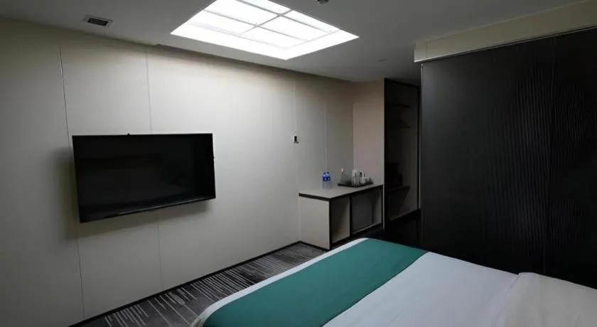 Bed in Golden Central Hotel Shenzhen