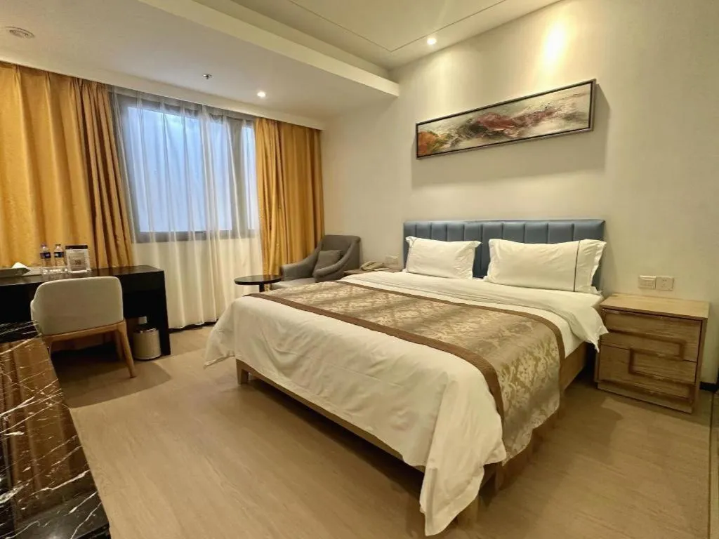 Bed in Golden Central Hotel Shenzhen