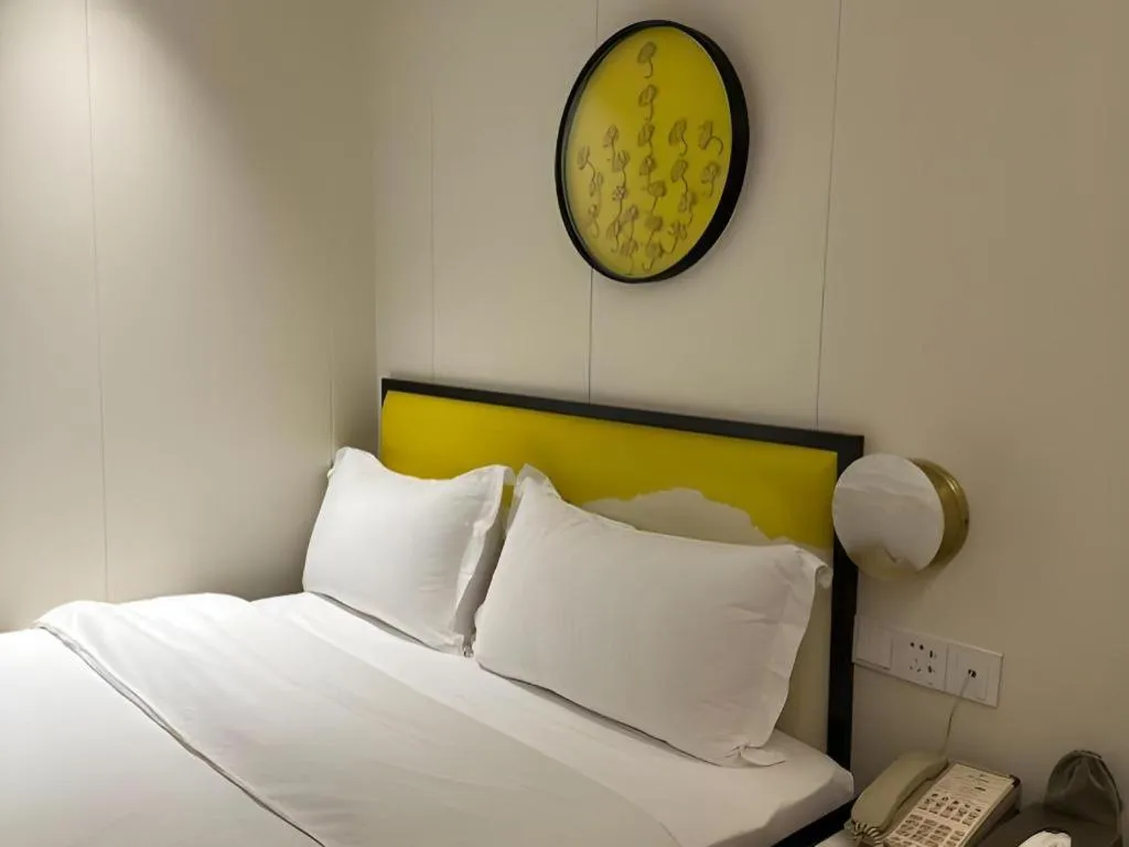 Bed in Golden Central Hotel Shenzhen