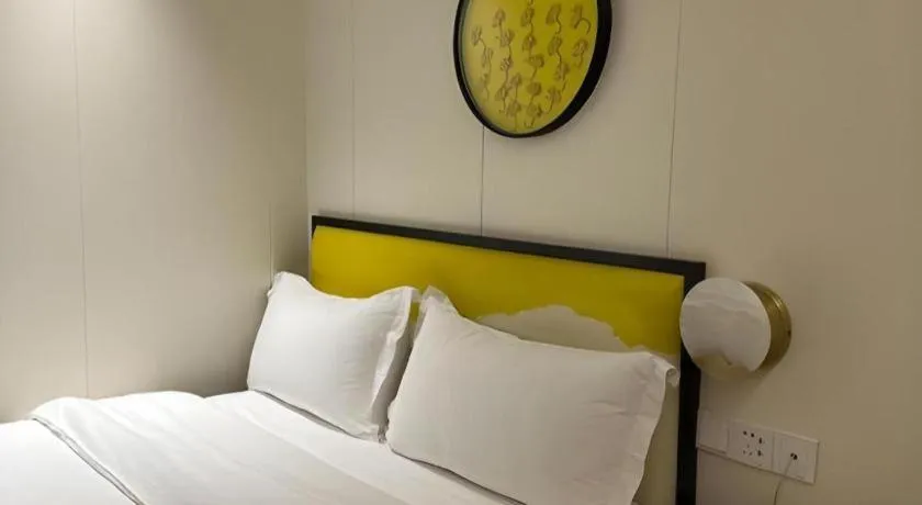 Bed in Golden Central Hotel Shenzhen