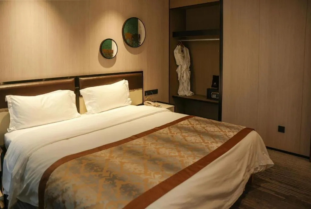 Bed in Golden Central Hotel Shenzhen