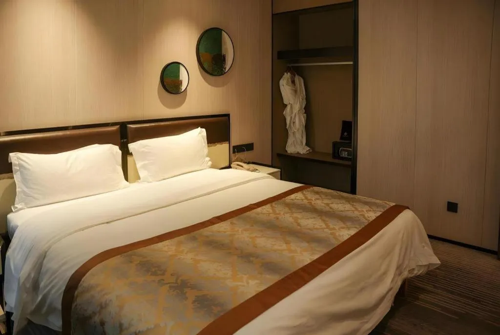 Bed in Golden Central Hotel Shenzhen