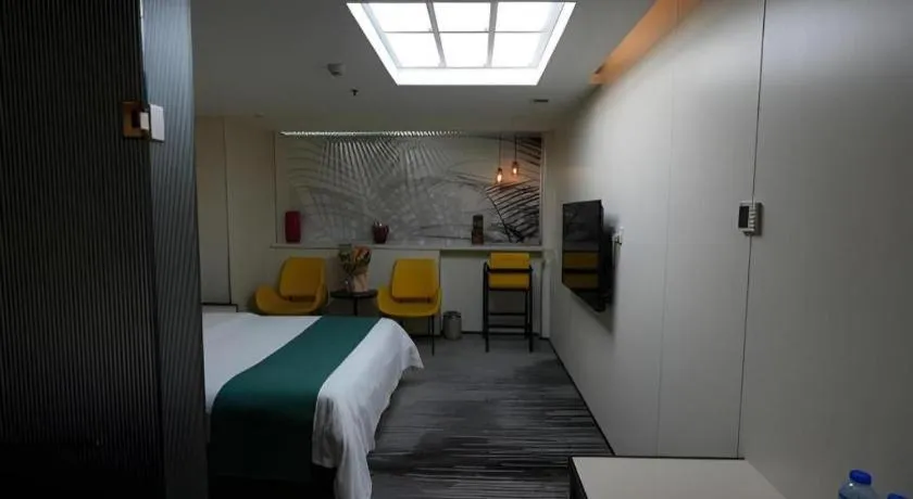 Bed in Golden Central Hotel Shenzhen