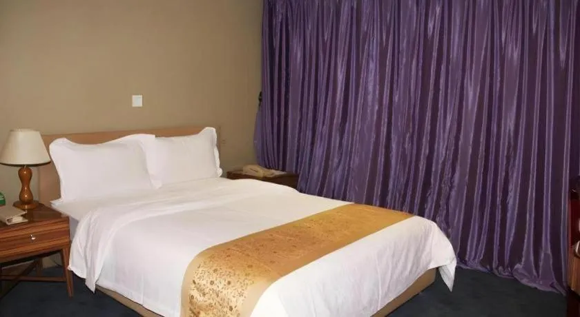 Bed in Golden Central Hotel Shenzhen