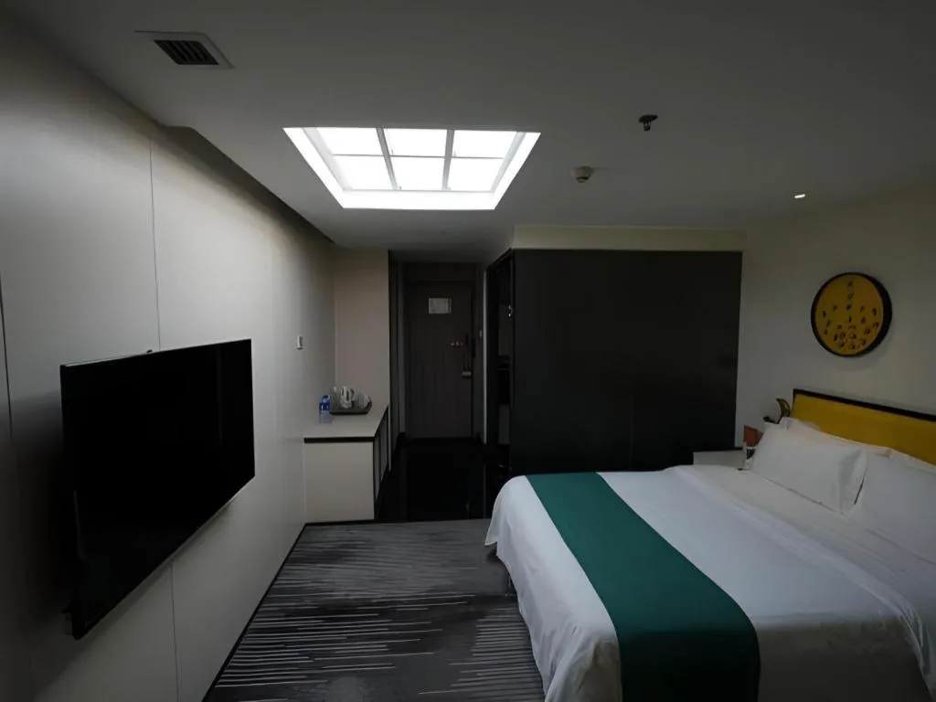 Bed in Golden Central Hotel Shenzhen