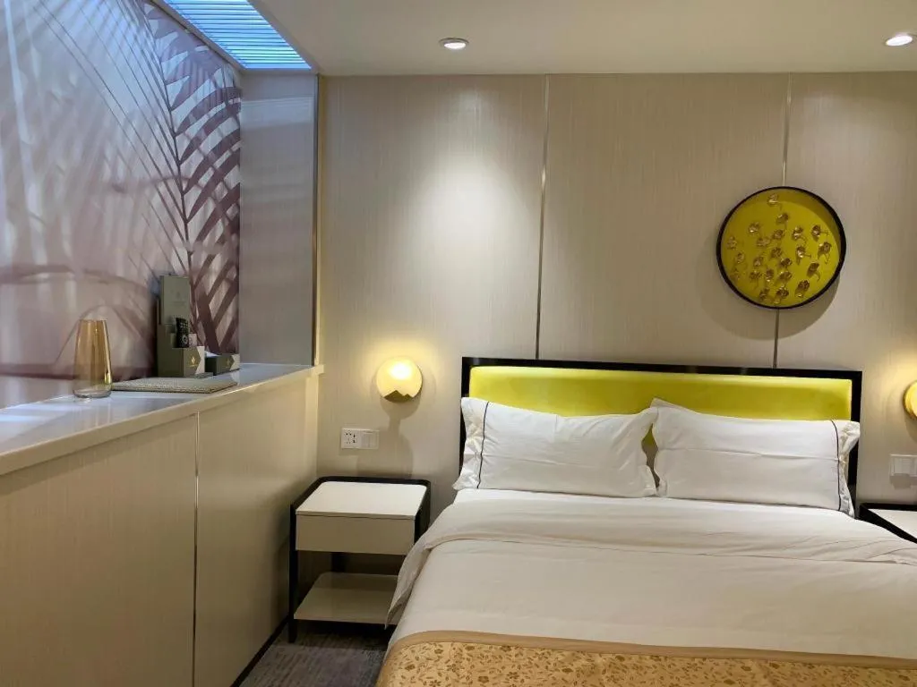 Bed in Golden Central Hotel Shenzhen