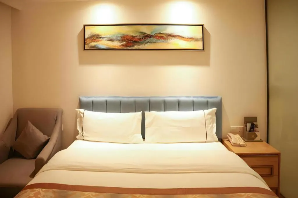 Bed in Golden Central Hotel Shenzhen