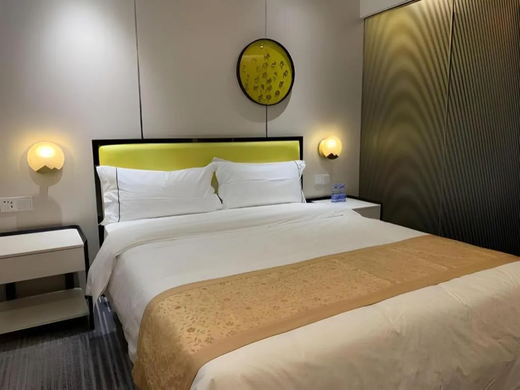 Bed in Golden Central Hotel Shenzhen