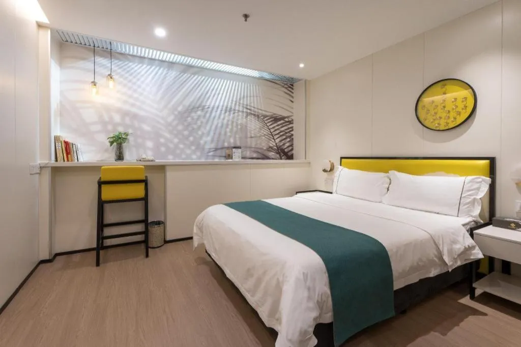 Bed in Golden Central Hotel Shenzhen