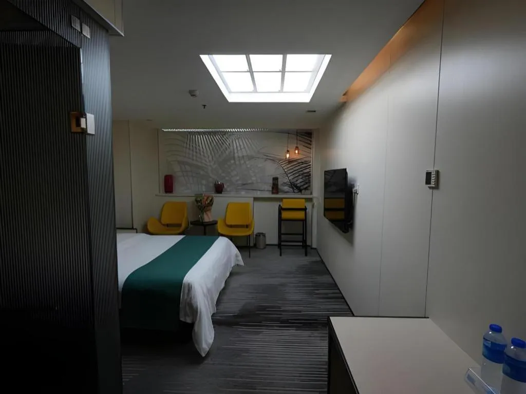 Bed in Golden Central Hotel Shenzhen