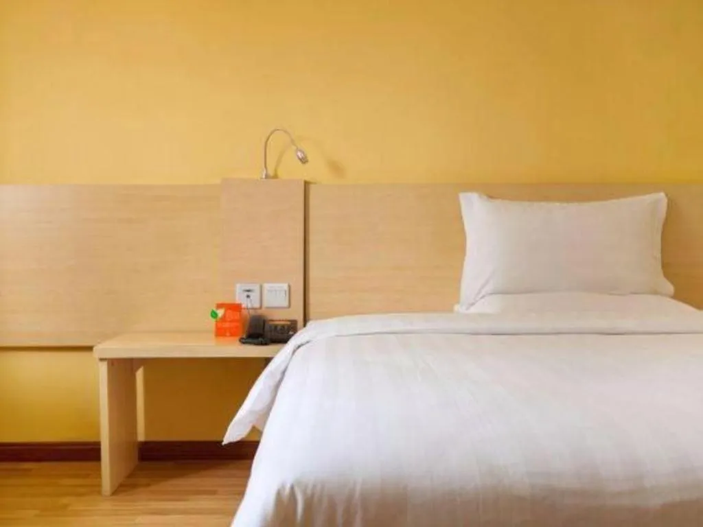 Bed in 7 Days Inn Huizhou Daya Bay Wanda Plaza